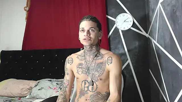 Snapshot of hot_man05 chatting on October 6, 3:11 am hot man05 online show from October 6, 3:11 am