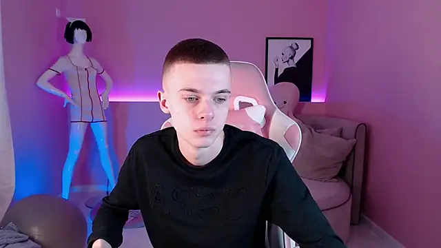 Chris  Brown online show from February 5, 12:27 pm