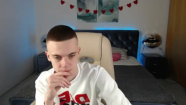 Chris  Brown online show from February 17, 5:53 pm