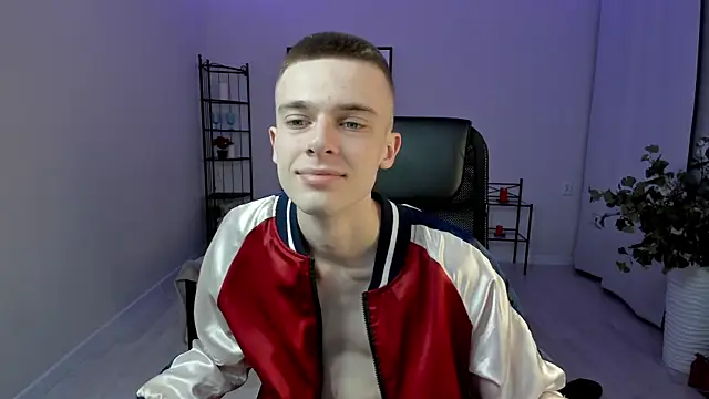 Chris  Brown online show from March 10, 5:39 pm