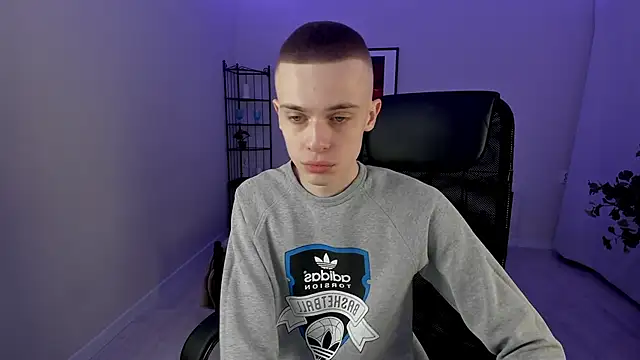 Chris  Brown online show from March 21, 6:07 pm