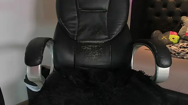 ISAAC CRYSTON online show from November 12, 8:25 pm