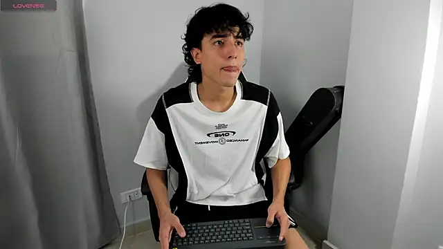 Snapshot of salvatore_montt chatting on February 15, 9:28 pm salvatore montt online show from February 15, 9:28 pm