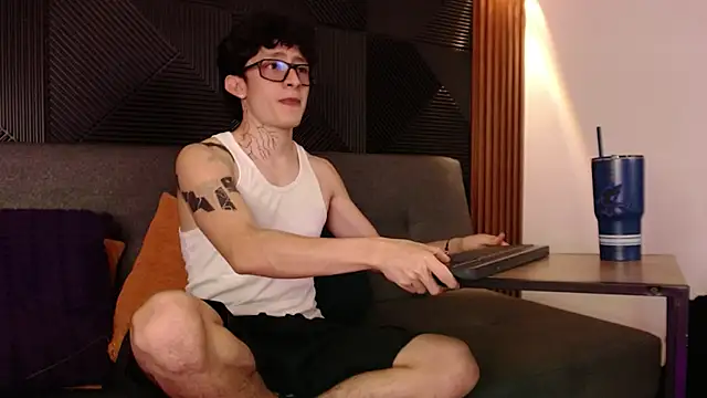 Snapshot of troy_rouge chatting on March 10, 8:01 pm troy rouge online show from March 10, 8:01 pm