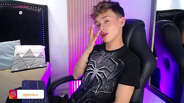 LiamWildx20 online show from April 15, 5:07 am