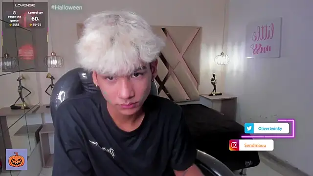 Snapshot of OliverTwinky chatting on October 14, 2:35 pm OliverTwinky online show from October 14, 2:35 pm