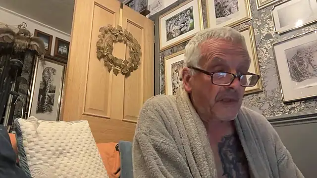 Snapshot of poggles chatting on October 19, 8:34 pm poggles online show from October 19, 8:34 pm