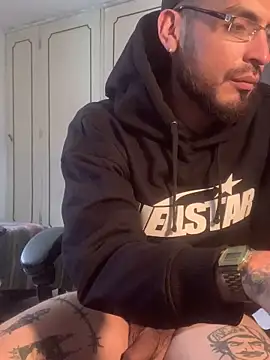 malek xarx  online show from March 3, 5:20 pm