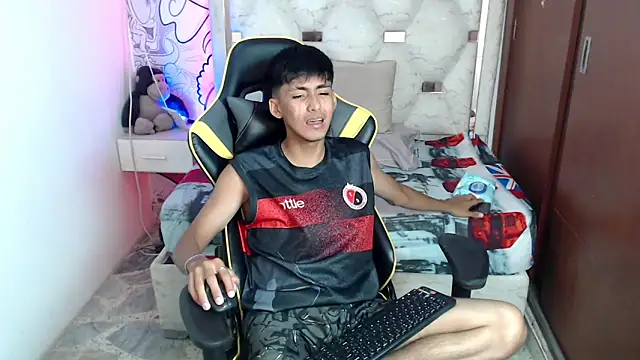 Snapshot of yiisu_ chatting on October 3, 6:24 pm yiisu  online show from October 3, 6:24 pm