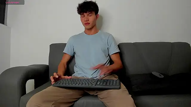 2Amateur Guys online show from January 18, 12:01 am