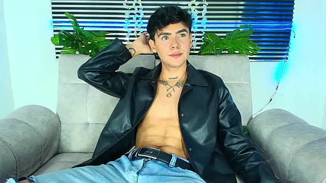 CamiiGuzmanX online show from February 3, 8:03 pm