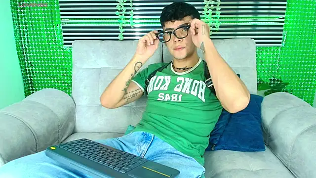 CamiiGuzmanX online show from March 18, 9:18 pm