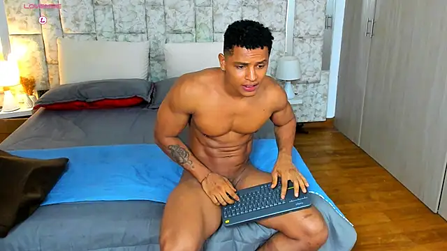 markustheroy333 online show from December 14, 9:22 pm