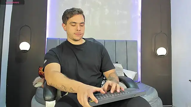 Liam walk  online show from October 20, 9:08 pm