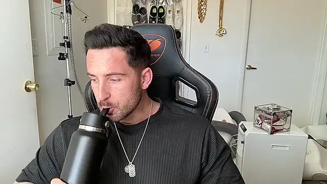 brettmycles28 online show from July 11, 7:27 pm