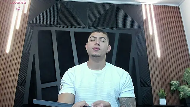 Snapshot of marco_garciia_ chatting on September 24, 11:25 pm marco garciia online show from September 24, 11:25 pm