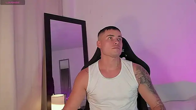connorsmiith online show from May 16, 1:47 am