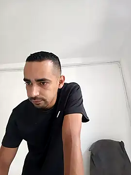 stivenlujan69 online show from April 12, 8:32 pm