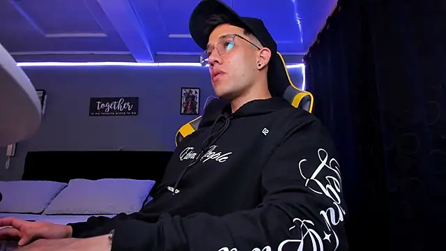 alexgiraldo   online show from December 2, 11:46 am