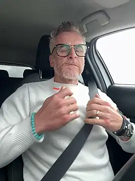 Axl hot online show from April 1, 3:20 pm