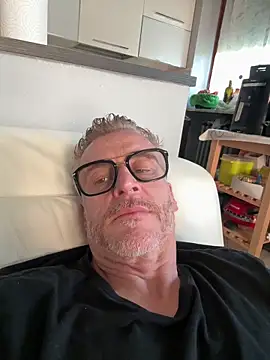 Axl hot online show from April 4, 4:48 pm