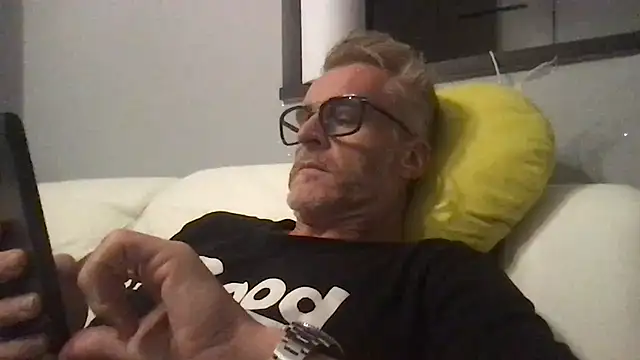 Axl hot online show from July 10, 7:59 pm