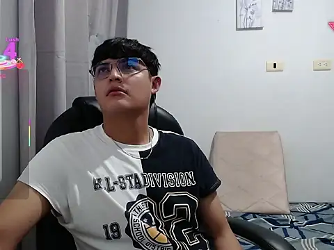 yesitwink  online show from March 16, 2:40 am