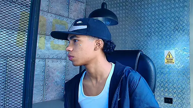 Snapshot of AlanCutee chatting on October 21, 12:30 pm AlanCutee online show from October 21, 12:30 pm