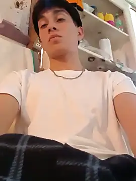 LUISSLEONN0958 online show from September 25, 10:30 pm