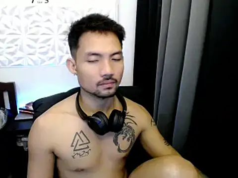 Snapshot of Thefriskyasian chatting on October 11, 7:45 am Thefriskyasian online show from October 11, 7:45 am