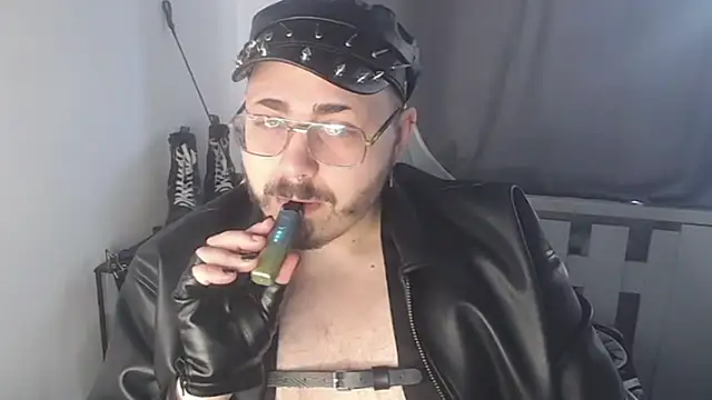 Snapshot of FabianKinky chatting on October 3, 9:36 am FabianKinky online show from October 3, 9:36 am