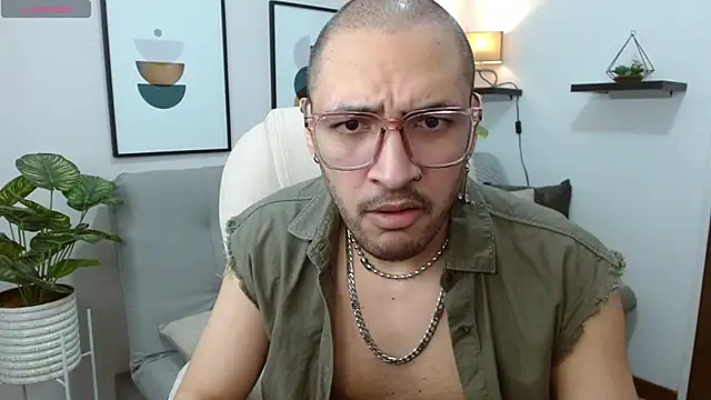 Snapshot of __Damian___ chatting on October 15, 1:02 am Damian online show from October 15, 1:02 am