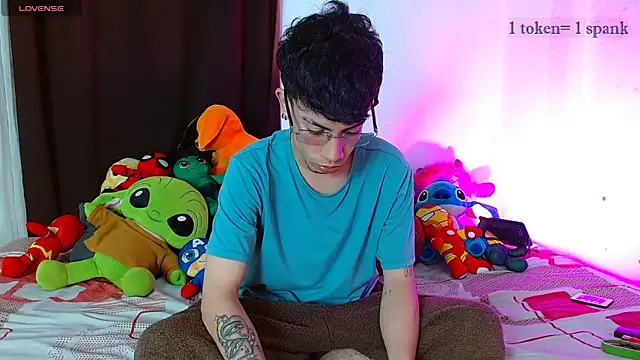 aaronjames1 online show from December 18, 2:51 am