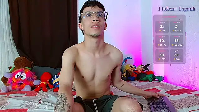 aaronjames1 online show from December 5, 1:46 am