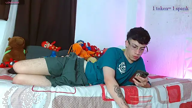 aaronjames1 online show from December 2, 10:35 pm