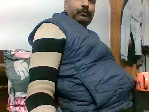 vardh033 online show from January 7, 6:35 pm