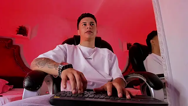 liaamsmiith  online show from February 10, 1:27 pm