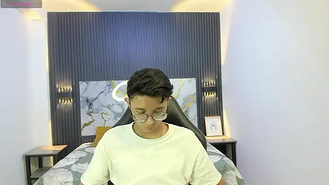 SantiagoRusso18 online show from February 21, 8:10 pm