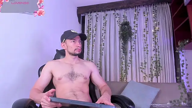 TyagoRoberts online show from December 5, 4:19 am