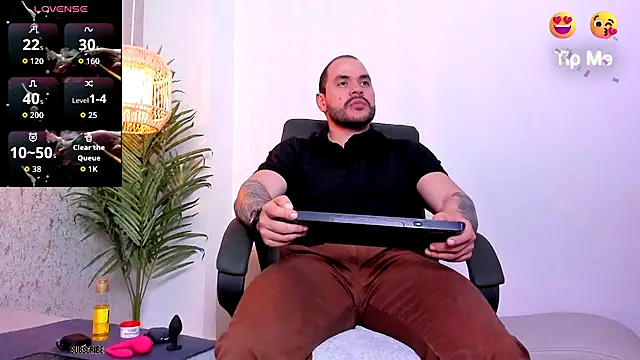 Snapshot of Hershell_Fit chatting on October 6, 6:12 pm Hershell Fit online show from October 6, 6:12 pm