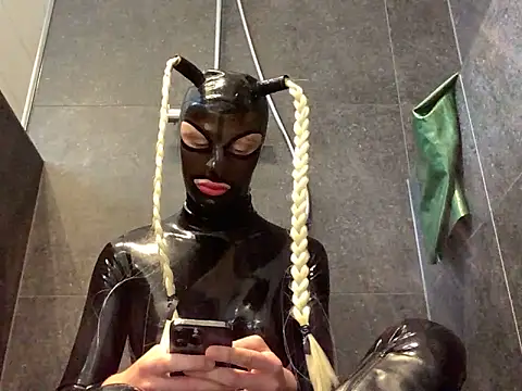 latexluisa online show from September 14, 4:42 pm