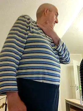 Oldmenhot66 online show from April 12, 4:47 am