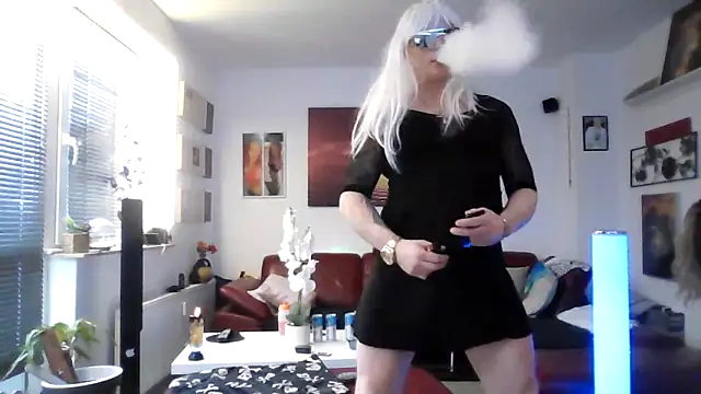 Snapshot of hellgirl1980 chatting on October 15, 1:30 pm hellgirl1980 online show from October 15, 1:30 pm