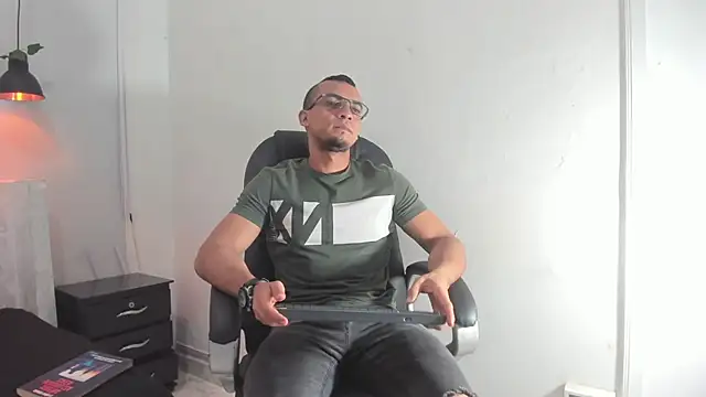 johan miller0 online show from November 22, 12:49 pm