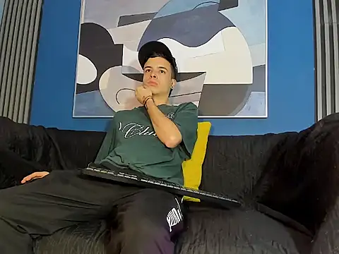 Snapshot of kevinn_blue1 chatting on October 6, 6:12 pm kevinn blue1 online show from October 6, 6:12 pm