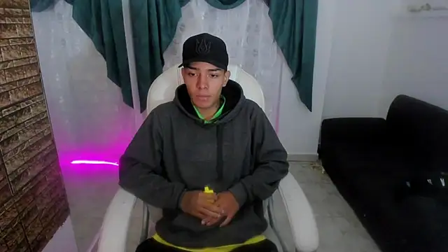 Snapshot of Hunteer_Boy chatting on October 20, 6:45 pm Hunteer Boy online show from October 20, 6:45 pm