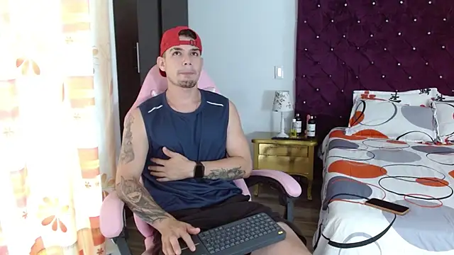 BooyHott  online show from October 25, 8:32 pm