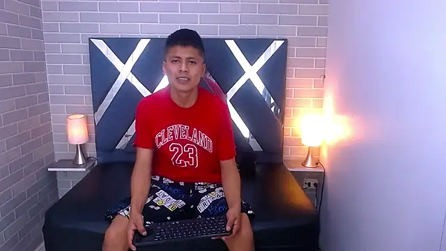 marcus hans  online show from December 15, 5:43 pm