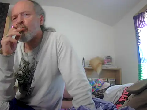 Snapshot of HippieDad333 chatting on September 23, 7:13 pm HippieDad333 online show from September 23, 7:13 pm