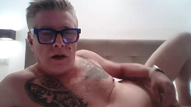 Snapshot of Andyrsdick chatting on October 13, 9:32 pm Andyrsdick online show from October 13, 9:32 pm